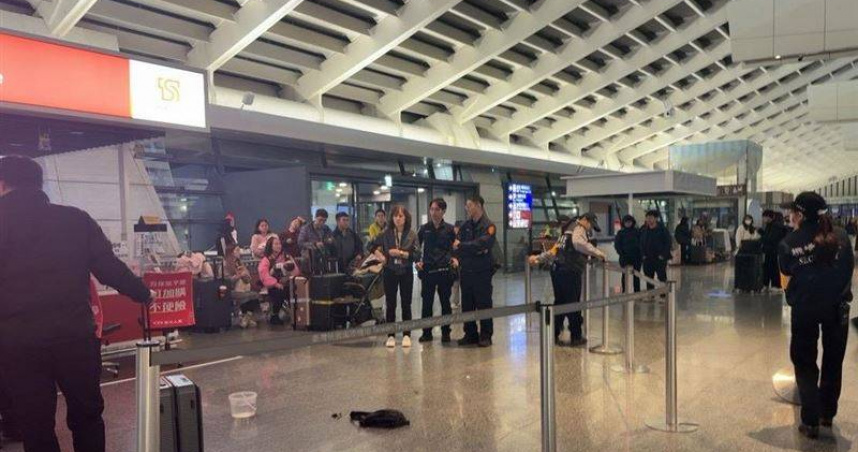 桃園國際機場第一航廈發生一起行動電源起火事件。（圖／翻攝畫面）