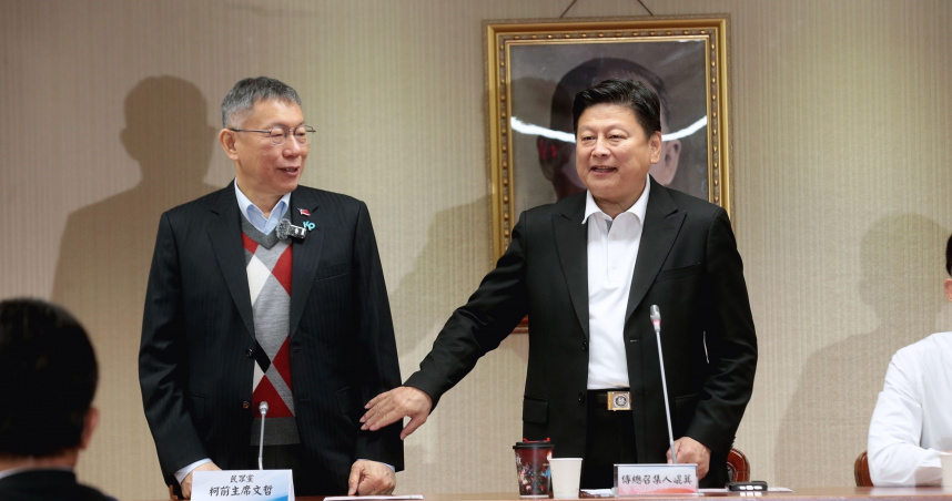 民眾黨前主席柯文哲（左）拜訪國民黨黨團全體委員，恭賀新任總召傅崐萁（右）、首席副書記長許宇甄當選。（圖／周志龍攝）