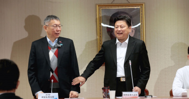 民眾黨前主席柯文哲（左）拜訪國民黨黨團全體委員，恭賀新任總召傅崐萁（右）、首席副書記長許宇甄當選。（圖／周志龍攝）