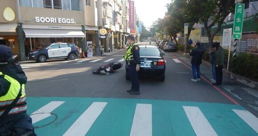 斑馬線停5秒釀禍台中68歲男遭機車撞倒。（圖 ／翻攝畫面）