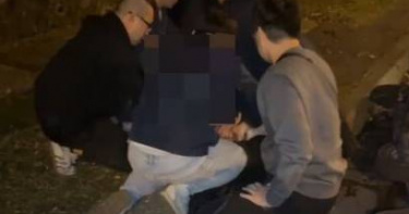 花蓮短短4天連5案，胡姓嫌疑人街頭持刀搶劫現金手機。（圖 ／翻攝畫面）