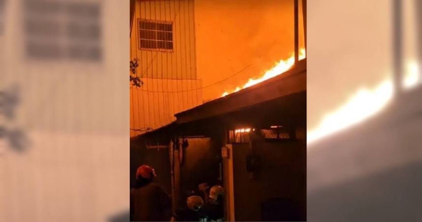 屏東市中正路16日晚間發生一起民宅火警事故，屋主被救出時意識不清，緊急送醫不治。（圖／翻攝畫面）