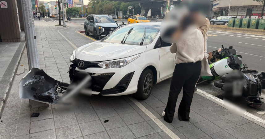 北市中山區南京東路二段18日下午，一名男子停車不成直接暴衝上人行道。（圖／翻攝畫面）