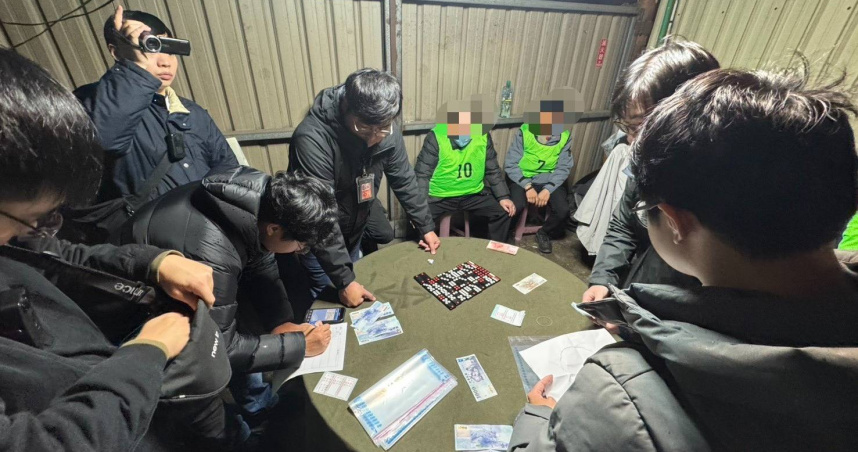 鐵工廠深夜不打鐵改打天九　樹林警春節前查獲工業區賭場逮17人