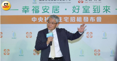 全台最大社宅聚落的林口世大運選手村住戶怒指，有2棟社宅被低度利用「當倉庫」，移撥8年來至少短收新台幣上億租金，一怒之下狀告國家住都中心董事長花敬群（圖）涉有瀆職。（圖／周志龍攝）