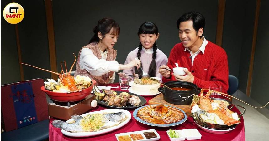 農曆除夕圍爐菜色豐盛，但部分傳統年菜引發討論。（示意圖／魏妤靜攝）