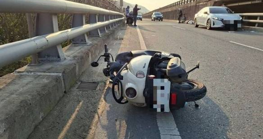 22歲女騎士離奇倒地亡，現場無撞擊痕跡疑自撞護欄。（翻攝畫面）