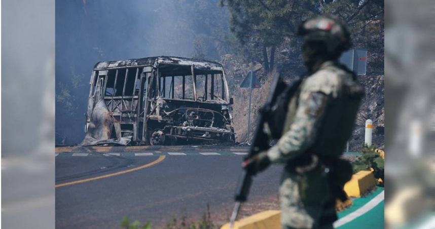 歐塞奎拉身亡後，墨西哥多地爆發血腥報復，至少20州出現焚車封路與槍戰衝突，目前已知14人死亡。（圖／達志／美聯社）