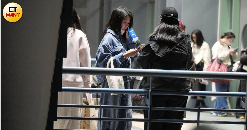 女神追星1／郭書瑤現身李棟旭見面會　看完歐爸逛夜市笑嗨嗨