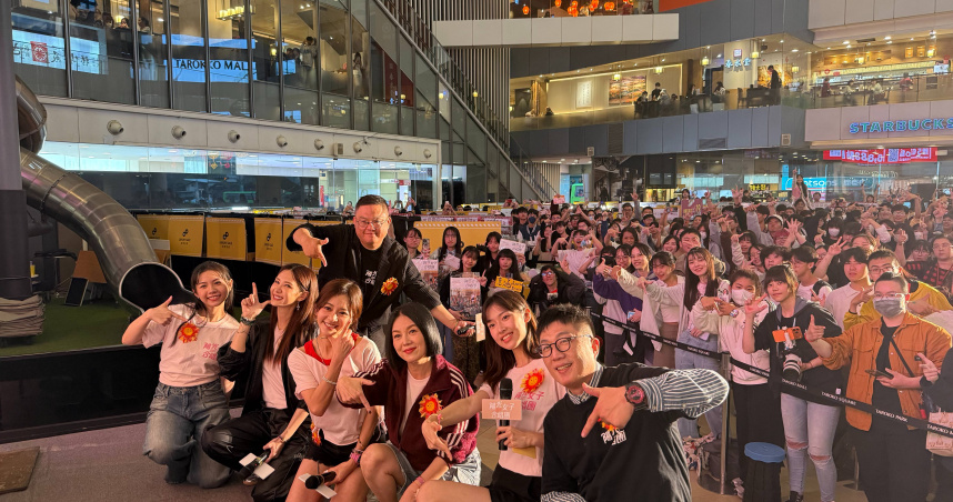 《陽光女子合唱團》在台中跟影迷粉絲大合照。（圖／壹壹喜喜）