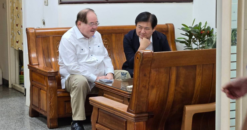 國民黨副主席李乾龍座車遭裝追蹤器，新北警副局長林武宏親自拜會，勸說他報案但被婉拒。（圖／翻攝畫面）