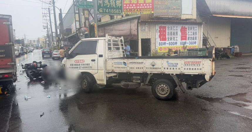 高雄鳳山發生多車連環撞事故，1名父親騎車載兒遭波及，摔車後滑入貨車底盤下受困命危。（圖／翻攝畫面）