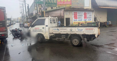 高雄鳳山發生多車連環撞事故，1名父親騎車載兒遭波及，摔車後滑入貨車底盤下受困命危。（圖／翻攝畫面）