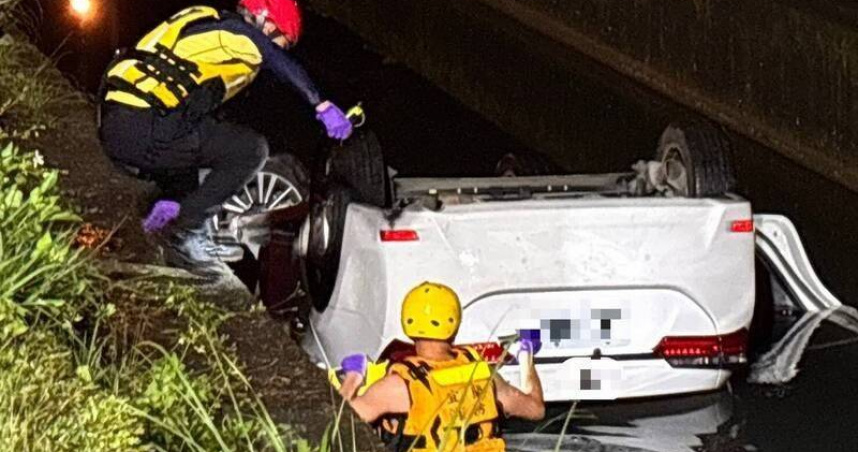 宜蘭市一名女駕駛深夜自撞電桿後翻落大排，受困車內溺水，救起時已無生命徵象。（圖／翻攝畫面）