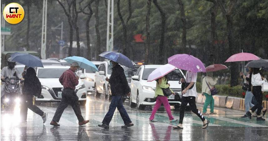 氣象署表示，明天（5日）華南雨區東移，中部以北地區有短暫陣雨或局部雷雨。（示意圖／劉耿豪攝）