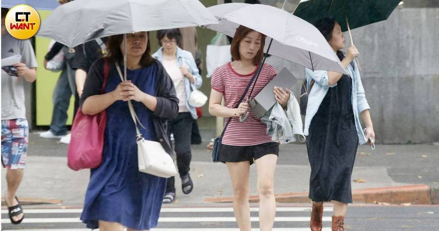 氣象署指出，明天清晨水氣仍偏多，北部、東北部及東部地區有不定時局部短暫雨，基隆北海岸及東北部地區清晨之前仍有局部長延時大雨發生的機率。（示意圖／黃耀徵攝）