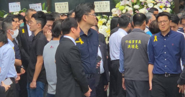 北市中正一分局女警陳芊雯上月因生產血崩離世，11日下午舉辦告別式，北市警局局長林炎田出席致意。(圖／翻攝畫面)