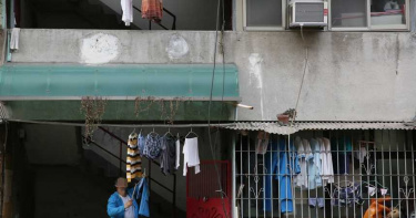 鄰居內褲曬對門 他掛「爺爺遺照」反擊:師父說等孩子7歲才能撤