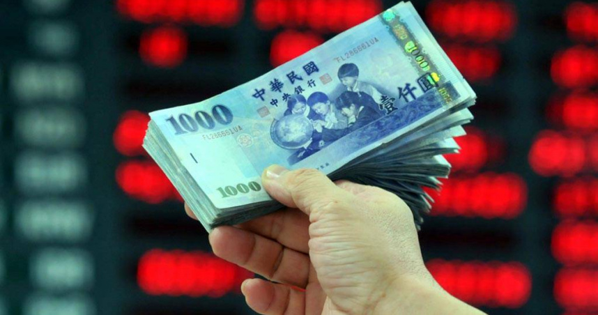 民眾以房屋增貸、信貸、房貸槓桿將資金流入股市，專家警告，若股市回檔將引發「股房雙挫」連鎖效應。（圖／報系資料照）
