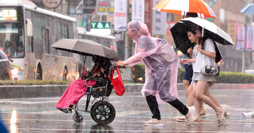 鋒面南壓加上西南風增強，明起全台降雨機率明顯提高，中南部須防大雨及短延時豪雨。（圖／黃耀徵攝）