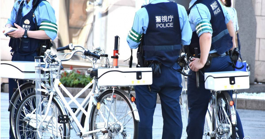 一名22歲台灣籍男大生涉嫌在日與多名詐騙集團人員共謀，假冒警察身分騙取2名老婦存款。（圖／photoAC）