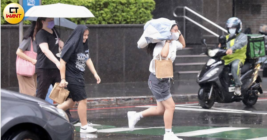 全台天氣依舊不穩定。（圖／黃耀徵攝）