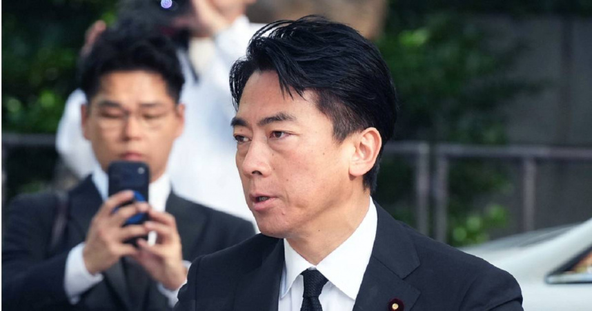 日本防衛大臣小泉進次郎（前）參拜靖國神社。（圖／達志／美聯社）