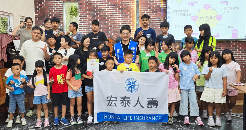 宏泰人壽經營企劃部張志安協理帶領團隊參與一粒麥子基金會藝術日活動。（圖片提供／宏泰人壽）