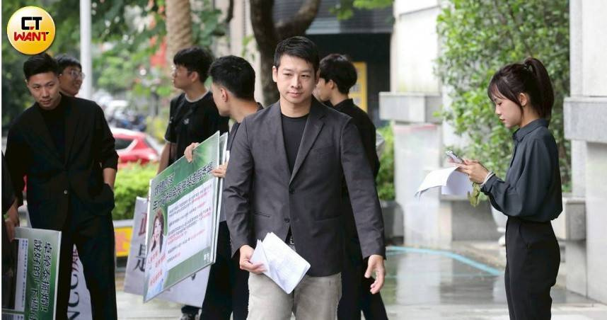 前民眾黨副秘書長許甫正式完成松山信義區市議員參選登記。（圖／CTWANT攝影組）