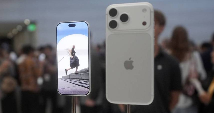 網友分享iPhone 16 Pro使用2年後，電池健康度仍顯示100％，並公開自己的充電習慣。（示意圖／達志／美聯社）