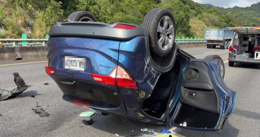 國3北上基隆段2車碰撞　藍色轎車翻覆四輪朝天2人受傷送醫