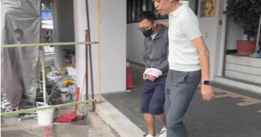 鄭男因不滿幫忙喬事遭放鳥，竟夥同友人圍毆劉男致死，案發後赴警局投案遭送辦。（圖／翻攝畫面）