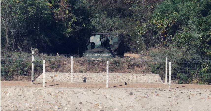 北韓在邊境部署一門122公厘自走榴彈砲，砲身上寫著「消滅美帝國主義侵略者、朝鮮人民的不共戴天之敵！」的標語。（圖／達志／路透社）