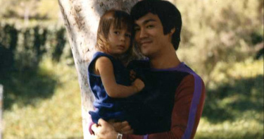 如何看待佛洛伊德之死?李小龍女兒:他會對需要的人伸出援手