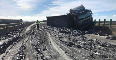 台61線觀音段砂石車翻覆 南下車道布滿土石無法通行