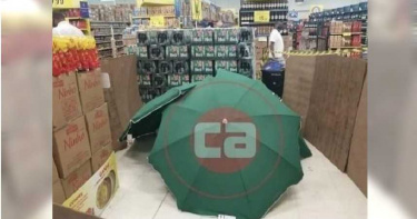 量販店員工心臟病猝死 雨傘遮蓋後放置原處就繼續營業