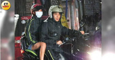 戀上鮮肉1/冒雨衝進男友家 直擊卓文萱騎乘環抱溼身曬愛
