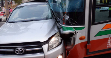 全航客運攔腰撞休旅車!乘客嚇壞 3人輕傷送醫