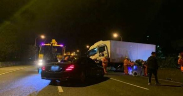 大貨車撞國道分隔島衝南下車道 S350賓士車削頭全毀1死