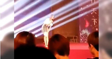 正妹演講…短裙滑出不明棒狀物 台下觀眾傻眼了