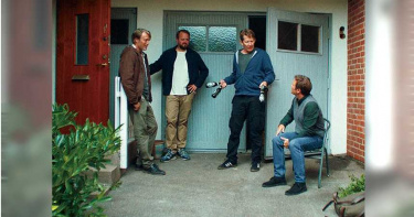 四個陷入中年危機而抑鬱的高中老師，決定實行酒精計畫，看看會產生什麼效果。（圖／好威映象提供）