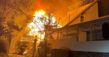 苗栗熱門拍攝地「魔法莊園」昨日深夜起火，所幸早已歇業並無人員傷亡，燃燒6小時才順利將火勢撲滅。（圖／民眾提供）