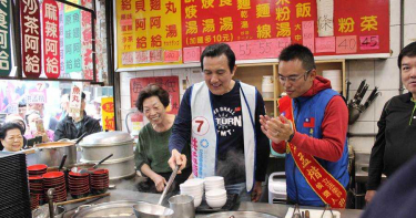 繼「鹿茸」後…馬英九逛淡水 傻問:阿給是人名嗎?