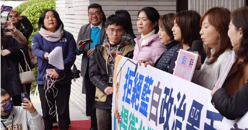 民進黨立委與影視產業界人士17日在立法院議場門口舉行「拒絕藍白政治黑手，捍衛台灣影視命脈」記者會，國民黨立委陳玉珍（左）在旁聆聽，雙方一度發生口角。（圖／報系資料照）