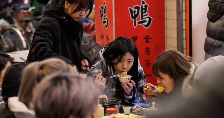 天氣冷颼颼，不少人喜歡吃火鍋、羊肉爐、薑母鴨等鍋類料理抵擋寒意，但有醫師提醒，有潛在病變者，應避免食用熱湯與刺激性食物。（圖／報系資料照）