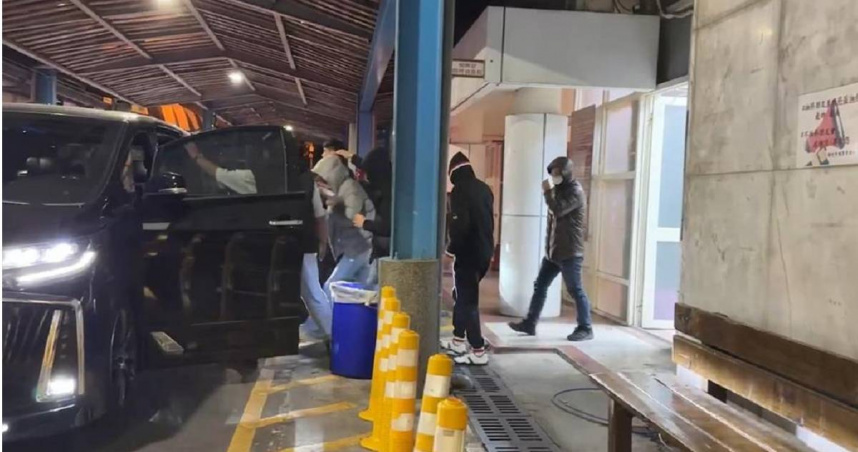 新竹縣竹東鎮24日發生黑道駁火案，釀成1死5傷的慘案，其中幫派「三環幫」董事長劉憲治不幸中彈身亡，檢警昨（25日）下午會同法醫進行相驗，劉憲治的妻子也趕抵殯儀館，結束後在三環幫成員的護送下離開現場。（圖／民眾提供）