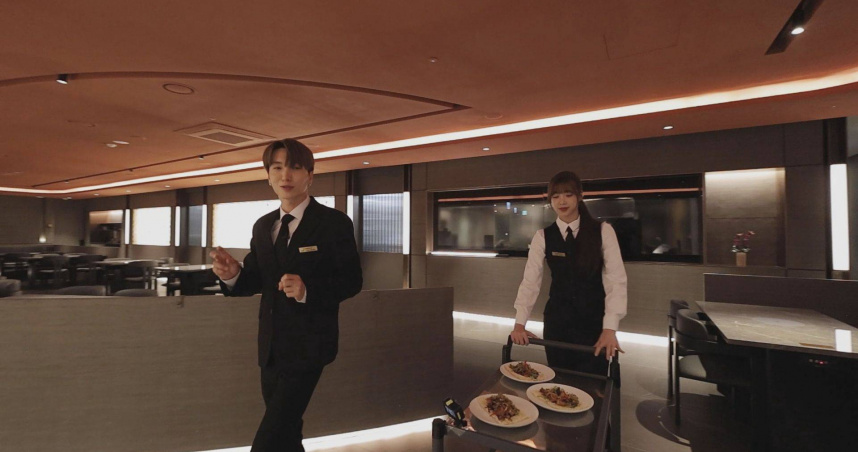 韓版客家廚房只有利特和Nien負責上菜，Nien很感謝利特前輩的打氣。（圖／客家電視提供）