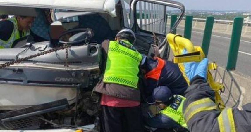 台88屏東竹田段發生2輛貨車追撞，造成後方駕駛骨折斷肢受困，消防使用破壞器材救援。（圖／翻攝畫面）