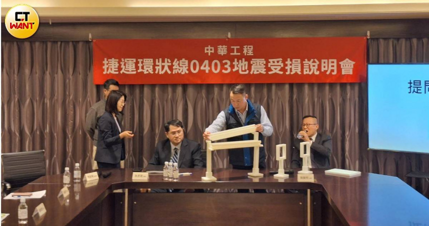 今日由中華工程代表律師張冀明做災損說明。（圖／林榮芳攝）