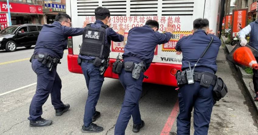 桃園市龜山區昨（21日）下午發生一起公車拋錨事件。（圖／翻攝畫面）